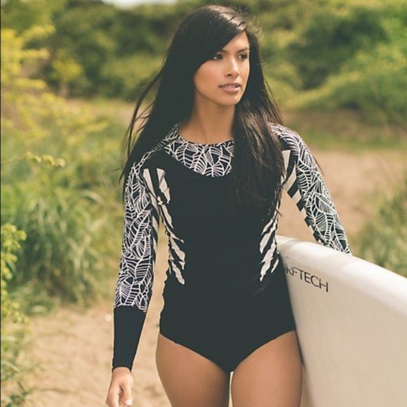 lululemon athletica Other - Lululemon Shanti Surf rash guard